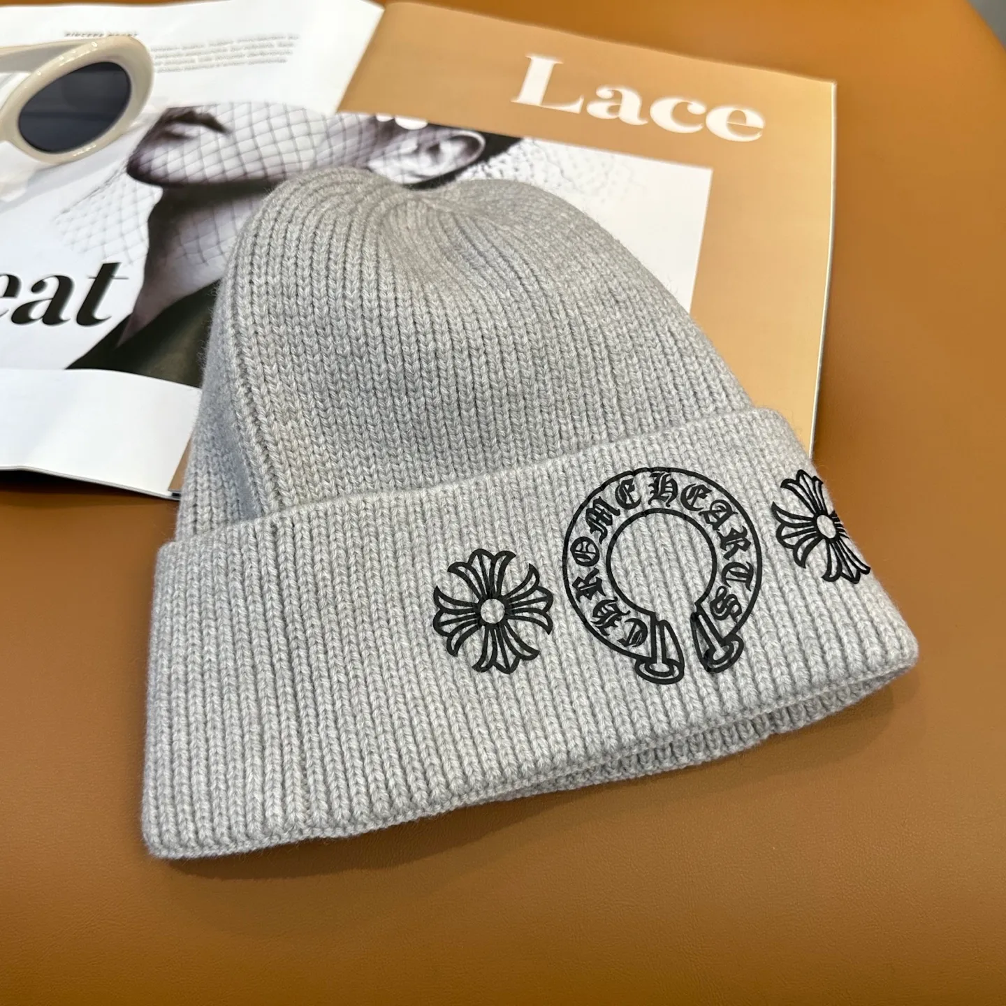 P50 🤍Chrome hearts new autumn and winter cross knitted hat🧶 One of the must-have hats in autumn and winter~ It really looks good on whoever wears it~, it is also a perfect match in black and white and gray in autumn~